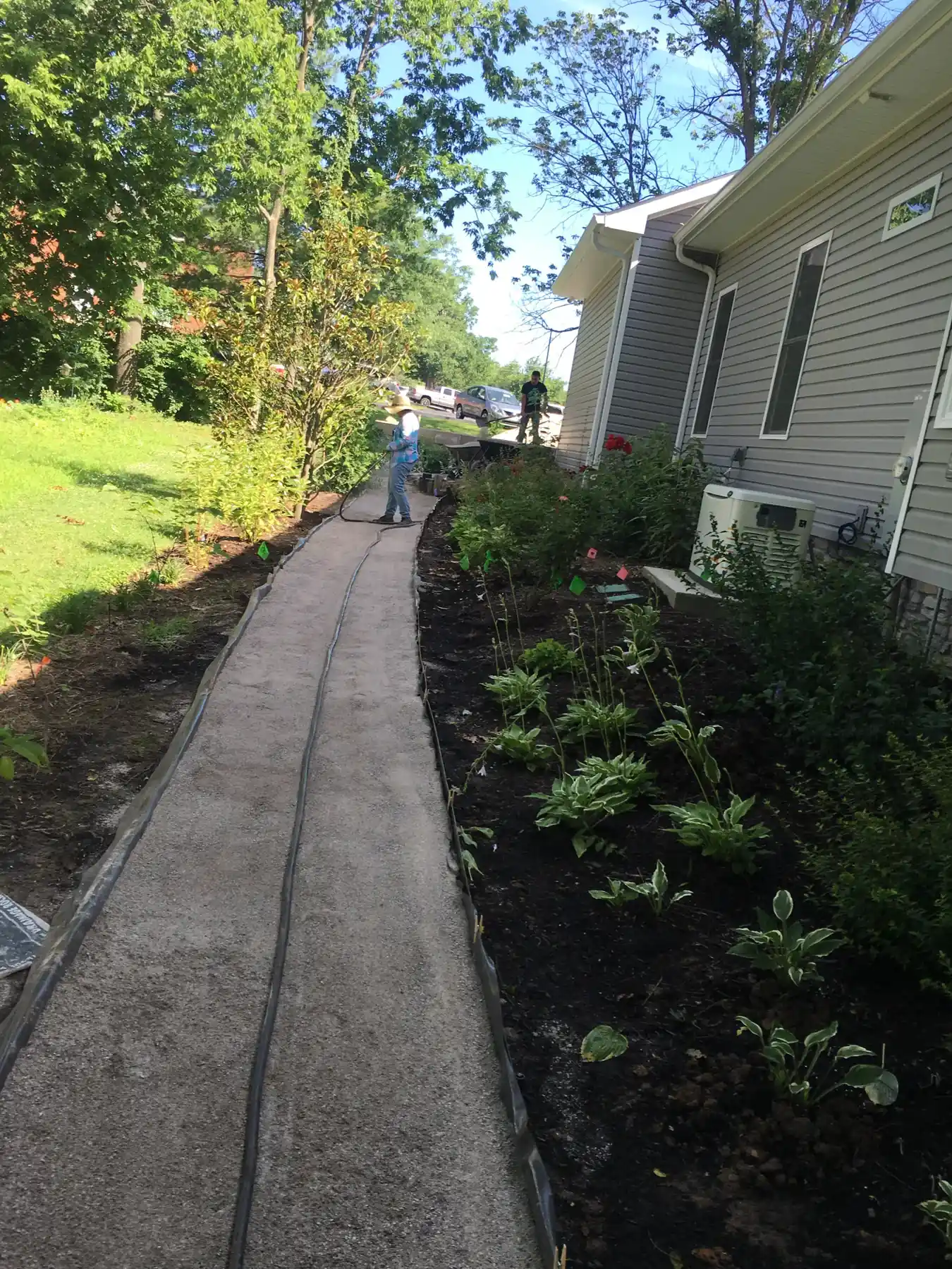Landscape bed cleanup and fresh mulch being completed along a residential walkway in Lexington, KY