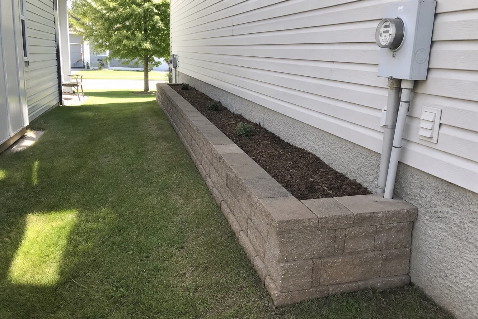 Segmental block retaining wall along a residential side yard